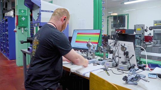 Les opérateurs réalisent eux-mêmes la vérification de chaque composant, ce qui impose des exigences élevées en matière de convivialité et de durabilité des équipements.(Source :  Gnosjö Automatisation)