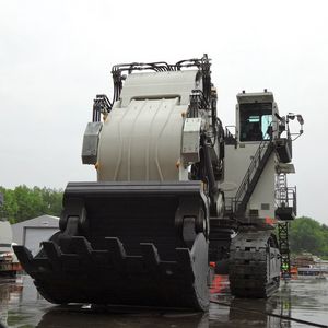 Bild 1: Die Auslieferung der Bagger ist ein logistischer Kraftakt. Vor allem beim Zusammenbau vertrauen die Logistiker auf eine klare Etikettierung.