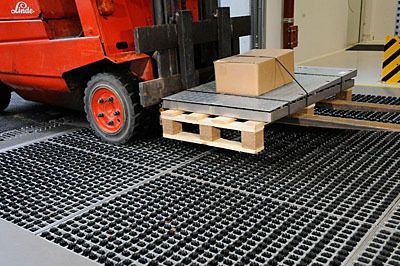 Die automatische Staplerreifenreinigung Profilgate von der Heute Maschinenfabrik ermöglicht ein sauberes Lager. An Staplerreifen anhaftender Dreck wird durch ein patentiertes Bürstensystem entfernt.  (Archiv: Vogel Business Media)