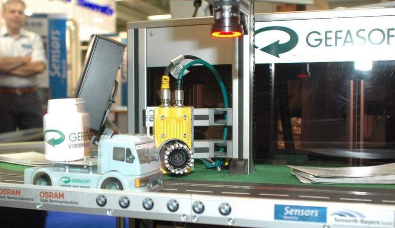 Gefasoft Automatisierung und Software aus Regensburg stellte eine Automation zur Beschriftungserkennung von runden Gefäßen mittels moderner Kameratechnik auf dem Gemeinschaftsstand des Clusters Sensorik auf der Fachmesse Sensor+Test vor. (Archiv: Vogel Business Media)
