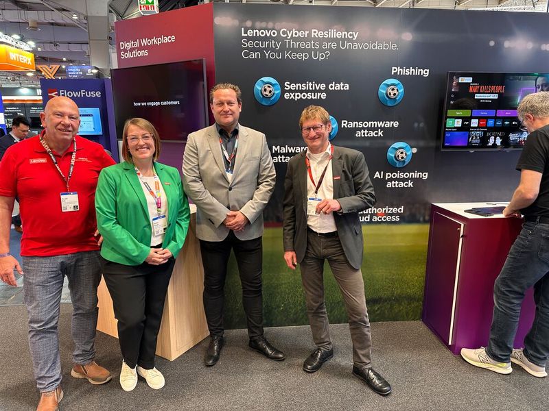 Das Lenovo Team (v. l.) Harald Kalt, Doreen Gregor, Achim Terlinden und Paul Höcherl testen ihre Reaktionsgeschwindigkeiten an der Resiliency Wand. (Bild: Vogel IT-Medien)