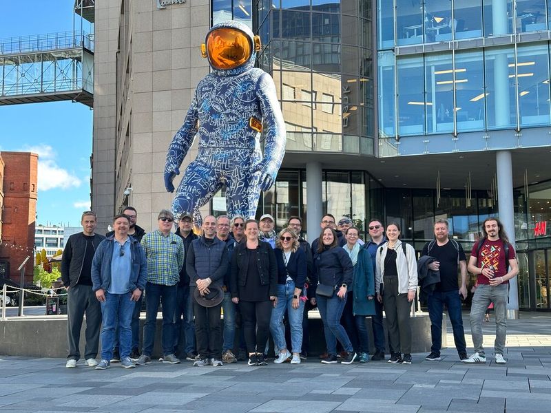 Sight-Seeing-Tour zu Fuß: Oslo-Expertin Hanne Kaup (SYNAXON AG, Mitte) führte jeden, der Oslo zu Fuß erkunden wollte, zu den fußläufig gelegenen Sehenswürdigkeiten. Als Alternative konnten sich die Teilnehmer auch für eine Bustour entscheiden. (Bild: Synaxon)
