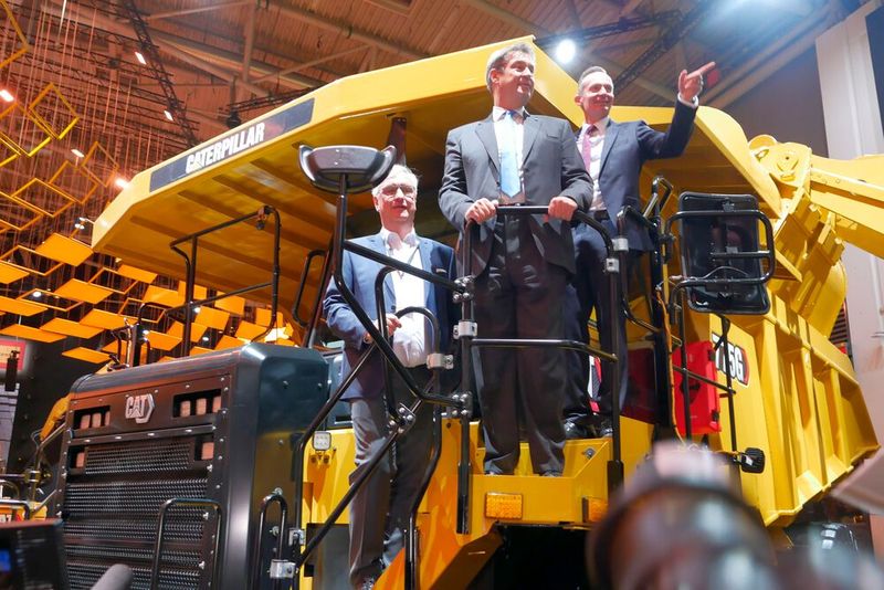 Caterpillar hat auf der Bauma 2022 eine ganze Halle gebucht und zeigt dort seine Baumaschinen. Söder und Wissing verschaffen sich hier einen Überblick zusammen mit Caterpillar-Vize Bob de Lange. (Bild: Sandro Kipar/VCG)
