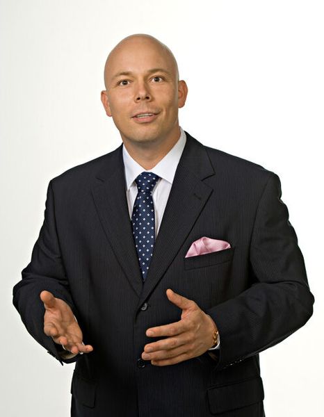 Als Experte in Sicherheitsfragen rund um die Robotik nimmt Christoph Ryll die Rolle des Stellvertreters ein. (Bild: Foto Wilke)