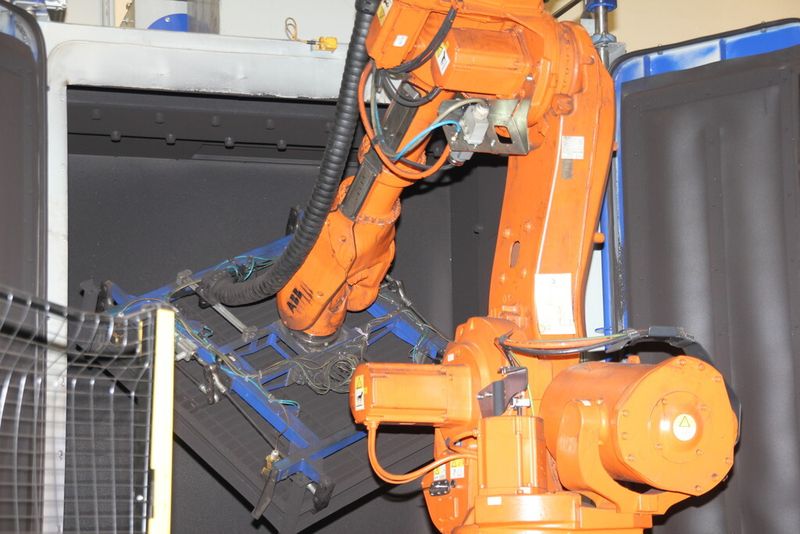 Bild 13: Der Roboter schwenkt beim Entladen die Paletten, um Reste des Strahlmittelsabzuschütteln … (Bild: Itasse)