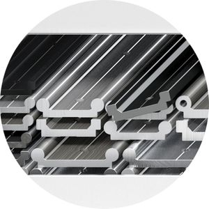 Unterschiedlichste Wellenmaterialien
Beispiel: Carbonschienen
-	Die leichteste Linearführung der Welt
-	75 % leichter als Stahl, 25 % leichter als Aluminium
-	Schiene komplett aus Carbon gefertigt und daher extrem leicht
-	Kombination mit Kunststoffschlitten für metallfreies System
-	Speziell für Flugzeugbau oder auch Medizintechnik geeignet
