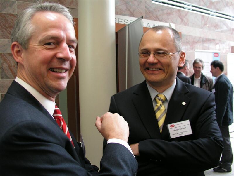 Peter Rippen von Endress und Hauser (links) und Martin Gerlach von Bayer Technology Services.  (Archiv: Vogel Business Media)