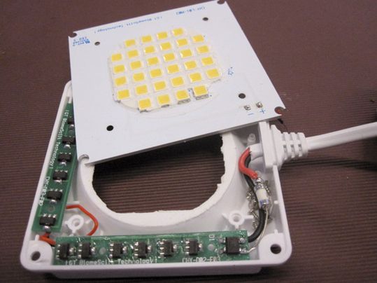 Das Airglow-One-Modul: Ein Modul mit 32 W und 2500 lm im geöffnetem Zustand als Beispiel der treiberlosen Technologie(euroLighting)