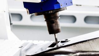 Moderne Leichtbauwerkstoffe erobert immer mehr Branchen. Dabei ist die mechanische Bearbeitung hybrider Werkstoffe mit Carbon-, Glas- oder Aramidfasern sowie Schichtverbunden (Stacks) oder Sandwichstrukturen mit Waben oder Schäumen erforderlich, um die Vorteile des Leichtbaus auszunutzen. Forscher aus Stuttgart zeigen, wie die Bearbeitung noch besser funktioniert. (Fraunhofer IPA, Rainer Bez)