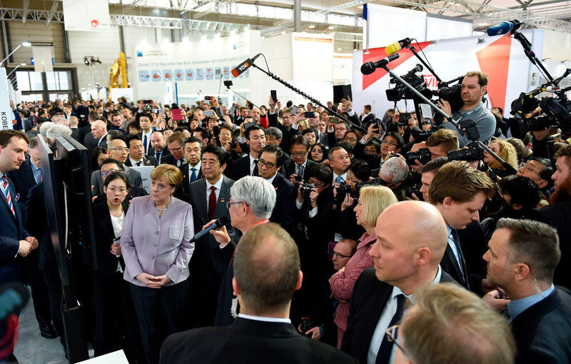 Traditioneller Eröffnungsrundgang der Kanzlerin. Hier bei Kobe Steel, Halle 12/D04. (Deutsche Messe)