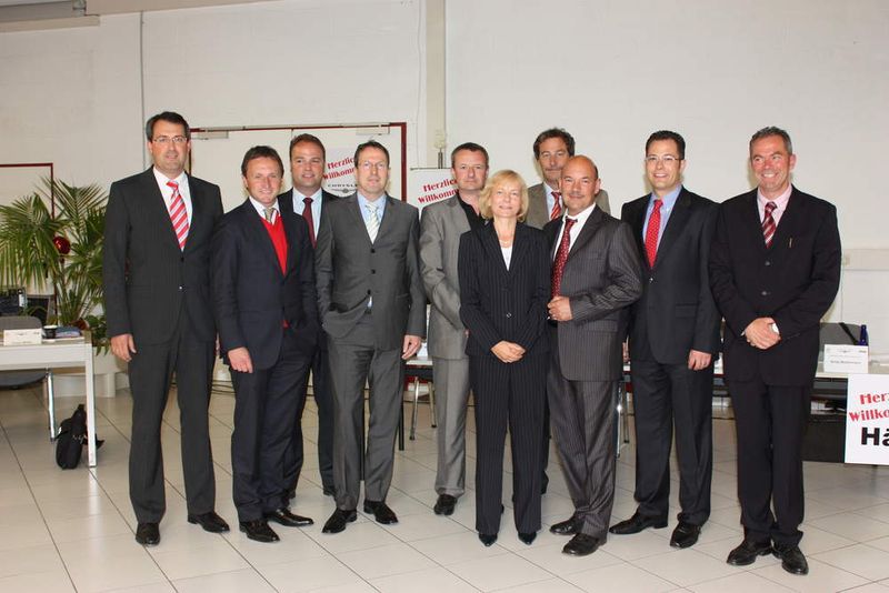 Guter Beziehung zwischen Hersteller und Händlerverband (v.l.n.r.): Michael Jopp, Radek Jelinek, Guido Möller und Oliver Dietz von Chrysler Deutschland, Dr. Rainer Zschocke (CHV), Antje Woltermann (ZDK), Harald Schneefuss (MB-Bank) sowie Peter Jakob, Adrian Glöckner und Bernd Wiesemes vom CHV (Archiv: Vogel Business Media)