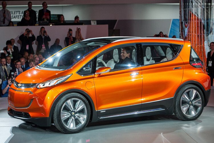 „Bolt“ heißt der kleine Elektroflitzer, den Chevrolet als „Vision eines erschwinglichen Langstrecken-Elektroautos“ bezeichnet, das eine Reichweite von rund 320 Kilometern hat und ab 30.000 Dollar (etwa 25.000 Euro) kostet. (Foto: Chevrolet)
