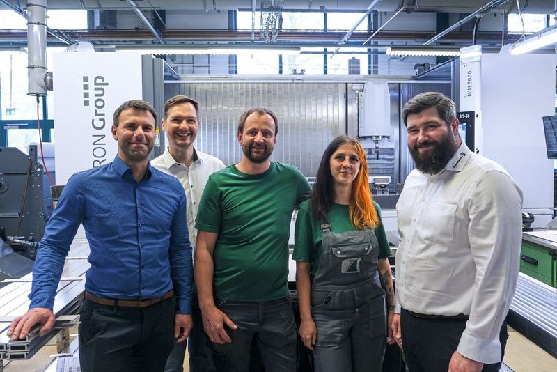 Gemeinsam zur passenden Fertigungslösung (v. l.): Leiter Arbeitsvorbereitung und Projektleiter David Steinigen, Frank Scheibe (technischer Vertrieb Chiron Group), Fertigungsleiter Lutz Titzmann, Zerspanungsmechanikerin Lisa-Marie Ganz und Geschäftsführer Rico Eißler. (Bild: Chiron Group)