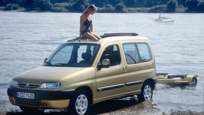 Preiswerter Praktiker: Der Citroen Berlingo belebte das Segment der familienfreundlichen Hochdachkombis. Er ist baugleich mit dem Peugeot Partner. Zusammen wurden Sie 1997 zum Van of the Year gewählt. Es gibt verschiedene Ausführungen mit ein, zwei oder ohne Schiebetüren, mit Heckklappe oder seitlich angeschlagenen Türflügeln und Varianten als Kastenwagen ohne Seitenfenster. Eine Besonderheit ist das Multifunktionsdach der Ausstattungsvariante Spacelight/Modutop. Außerdem war bis etwa März 2007 ein Faltdach ab Werk erhältlich. (Bild: Citroen)