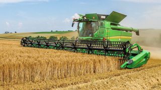 Gegenüber der Katalogversion sind die Naben der maßgeschneiderten Kupplungen auf die minimale Länge verkürzt, um den Abstand zwischen den Gurtbandsegmenten so gering wie möglich zu halten. (Zürn)