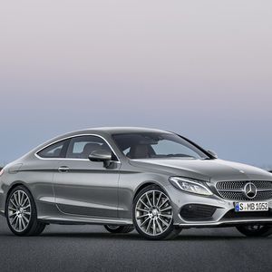 Der Radstand des C-Klasse Coupé entspricht jenem der Limousine. Doch das Auto liegt tiefer, die Dachlinie sogar um vier Zentimeter.
