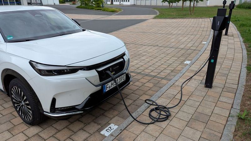 An der Wechselstromladesäule zieht der e:NY1 mit den branchenüblichen elf kW. Zäh wird es an der Schnellladesäule: Hier sind maximal 78 kW möglich. (Bild: Rosenow – VCG)