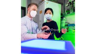 Philipp Buday (l.) and Chizuru Kasahara during an experiment on light-driven hydrogen production. (Jens Meyer/ University of Jena)