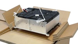 Durch langsames Absenken des Gefahrguts in den Karton stellen sich die Seitenwände des Polsterelements automatisch auf und fixieren die Ware. (Bild: DS Smith)