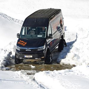 Auch Bachläufe stellen kein Hindernis für den Raupen-TGE dar.(Bild:  MAN)