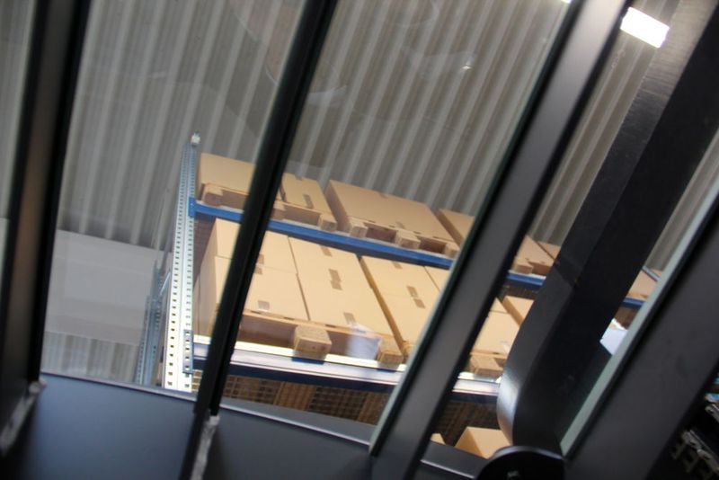 ... und nach oben und kann so Gabeln und Ladung schnell, präzise und sicher positionieren. (Bild: Hofmann)