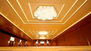 Mehr als 100.000 Innen-LED-Leuchten wurden in über zehn Innenbereichen, wie dem Multifunktionssaal, dem Medienzentrum, dem Ballsaal, dem internationalen Hörsaal und dem Stadion, installiert. (Bild: Osram Licht)