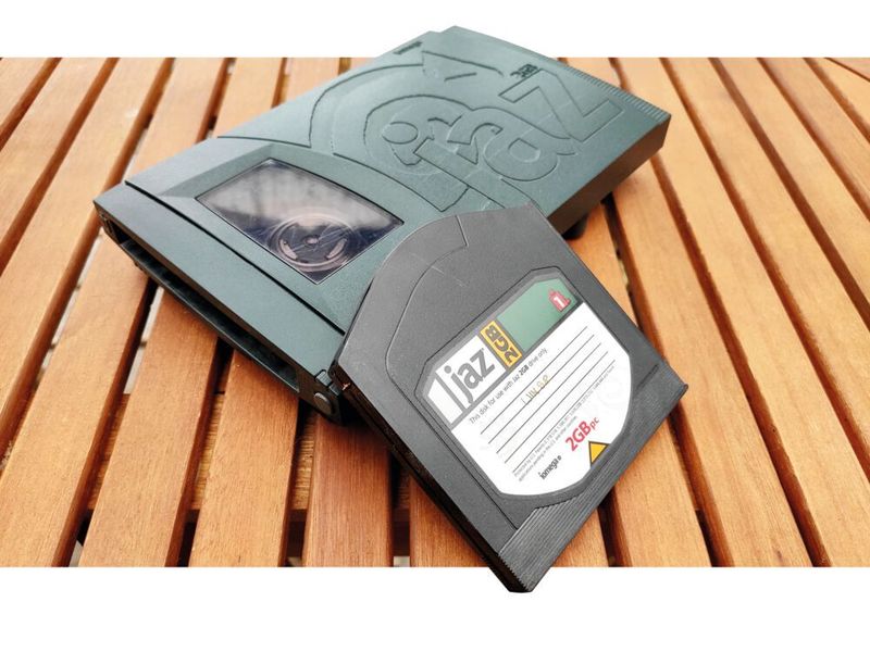 Das Iomega Jaz war ein SCSI-Wechselplattenlaufwerk aus den späten 1990er-Jahren. Die Disks fassen immerhin bis zu zwei GB, kosteten aber damals ca. 200 Mark. (Vogel IT-Medien)