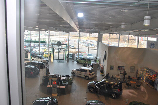 Der beeindruckende Ausstellungsraum des Skoda Zentrums bietet viel Platz für die Skoda-Modellpalette. (Foto: »kfz-betrieb«)