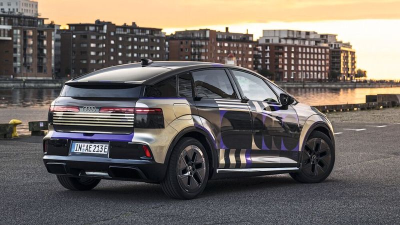 Der A2 E-Tron wird sich von seinen Brüdern ID.3 Neo oder Cupra Born unter anderem durch markante Leuchteinheiten unterscheiden (Bild: Audi AG)