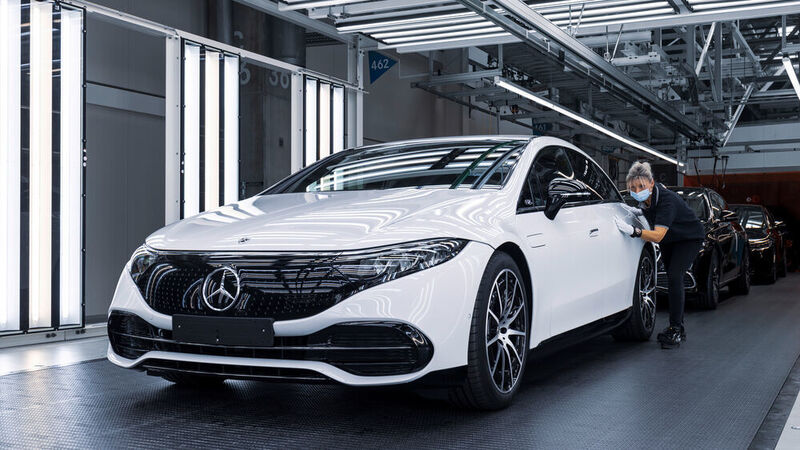 Im Jahr 2022 will Mercedes-Benz insgesamt acht EQ-Elektrofahrzeuge an sieben Standorten auf drei Kontinenten produzieren. (Daimler)