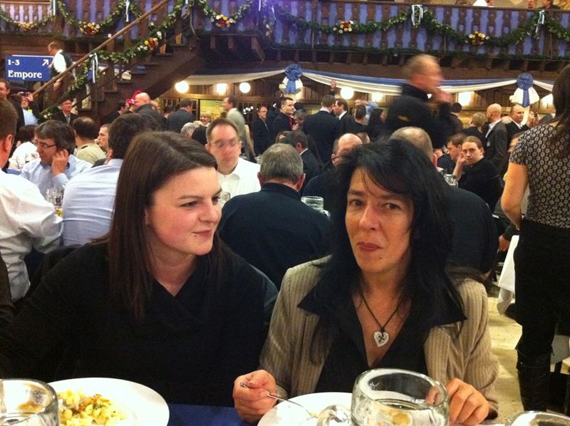 Nach einem anstrengenden Messetag ein lockerer Ausklang in der Münchner Halle (im Bild: Stephanie Lemke (l.) mit Sabine Seider). (Archiv: Vogel Business Media)