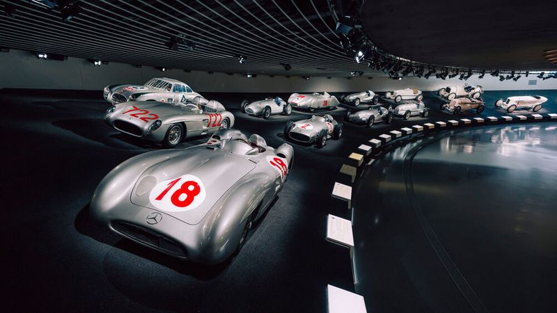Schwestermodell: Mercedes-Benz W 196 R Grand-Prix-Rennwagen mit Stromlinienkarosserie im Mercedes-Benz Museum, Raum Mythos 7 (Silberpfeile – Rennen und Rekorde). Dieser war das Siegerfahrzeug mit Juan Manuel Fangio am Steuer, Startnummer 18, beim Großen Preis von Italien in Monza am 11. September 1955. (Bild:  Mercedes-Benz Group AG)