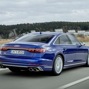 Die Autobahn ist klar die Domäne dieser durchaus komfortablen und trotz kurzem Radstand ausladend dimensionierten Limousine.(Bild:  Autoren-Union Mobilität / Audi)