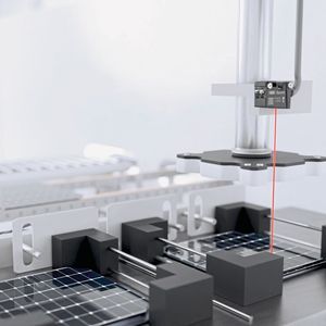 Die Time-of-Flight-Sensoren OT300 und OT500 mit Laserstrahl ermöglichen die präzise Positionierung eines Greifers auch auf unregelmässig geformten oder ultraschwarzen Objekten mit schlechten Remissionseigenschaften. Beispiele sind lichtabsorbierende Solarzellen oder Wafer mit Antireflexionsbeschichtung. (Bild:  Baumer)