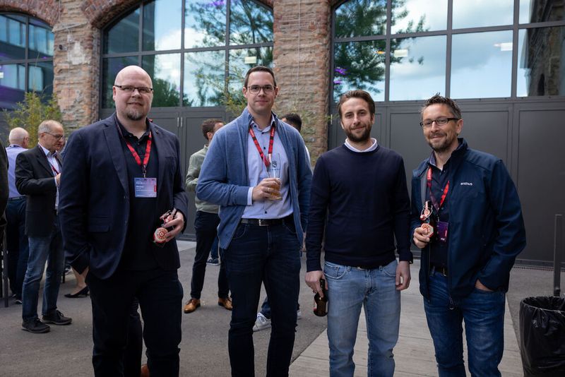 Michael Münster, Stefan Blome und Dominik Gaurieder (alle Also) beim Feierabendbier mit Stefan Küffner (Enthus) vor den Wagenhallen (vlnr.). (Bild: Michael Schwettmann)