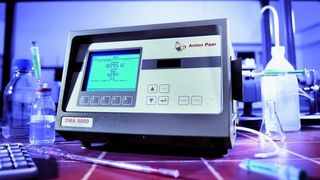 Abb. 1: Das Dichtemessegerät DMA 5000 benötigt 40 Sekunden für die Messung einer Probe.  (Bild: Anton Paar)