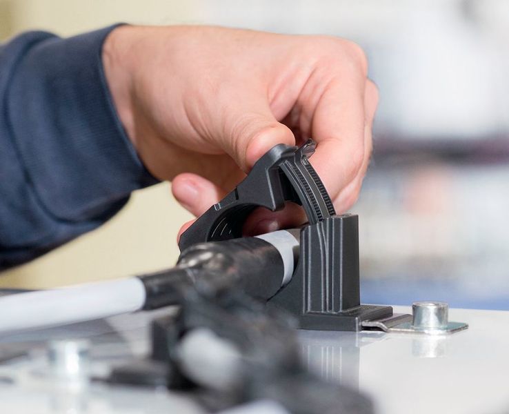 Die Ratchet P-Clamp von Hellermanntyton kann, wie hier schön demonstriert wird, einfach mit einer Hand „bedient“ werden, was der Bequemlichkeit bei der Montage zuträglich sei. (Hellermanntyton)