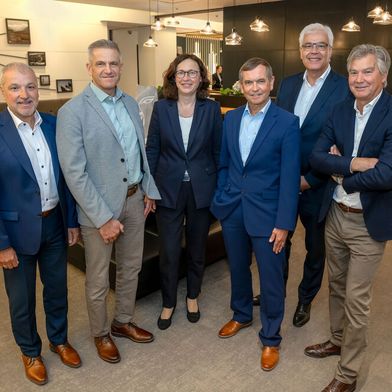 Der VdMi-Vorstand v.l.n.r.: Dr. Andreas Stohr, Michael Ertl, Dr. Heike Liewald (Geschäftsführerin), Dr. Martin Fabian, Dr. Emmanuel Auer und Joachim von Schlenk; nicht auf dem Foto: Ulrich Kabelac. (Bild: Katrin Heyer)
