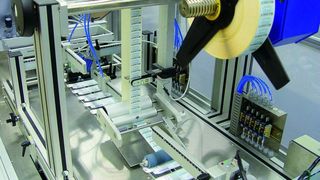 Mit Haftetiketten können Glas- wie Kartonverpackungen mit Datamatrix-Codes wie mit RFID-Tags versehen werden.  (Bild: Faller)