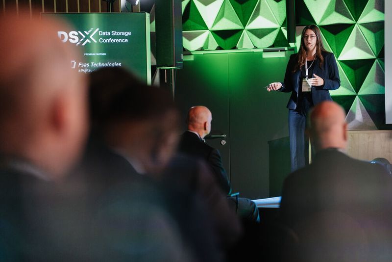 Saskia Grund (Fsas Technologies) sprang für einen Kollegen ein und sprach zusammen mit Jürgen Grabbbe (Quantum) über „Daten für KI Anwendungen sicher speichern und absichern in Zeiten von knappen Ressourcen“. (Bild:  Manuel Emme Fotografie)