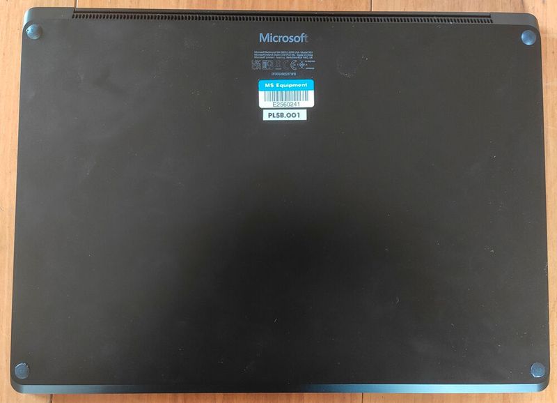 Der Gehäuseboden ist verschraubt. Allerdings verstecken sich die Schrauben unter den Gummifüßen, die sich nur schlecht entfernen lassen, ohne sie dabei zu beschädigen. (Bild: Vogel IT-Medien)