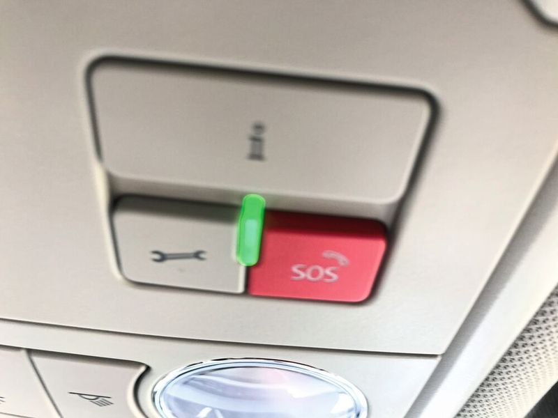 Nur ein Teil davon ist diese Kontakt-Einheit: neben dem (vorgeschriebenen) Notruf, auch ein Infoknopf, um in der Zentrale Informationen zum Auto zu bekommen, oder der direkte Kontakt zur Werkstatt. (Grimm / »kfz-betrieb«)