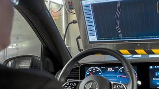 Der Bildschirm vor der Windschutzscheibe zeigt dem Versuchsfahrer den exakten Testverlauf an. (Bild: © Daimler AG)