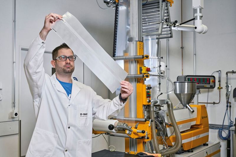 Die BASF hat auch Additive im Programm, die die Kreislaufwirtschaft mit Blick auf Verpackungssysteme aus Kunststoff unterstützen. Hier ein Blick auf ein Produkt, das mit einem Additiv aus dem Irgacycle-Portfolio veredelt wurde. (Bild: BASF / D. Spehr)