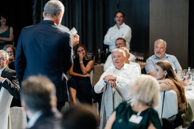 Stephan Klein von Governikus verleiht 20 Euro, ... (Offenblende/Valentin)