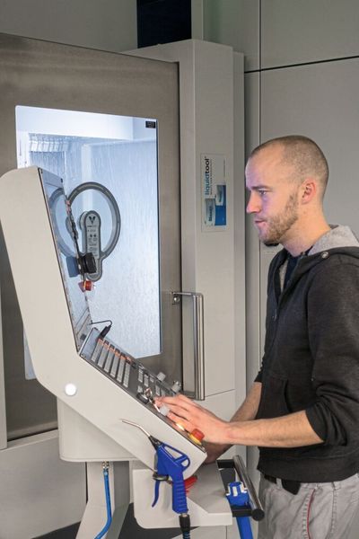 Medartis-Mitarbeiter bei der Arbeit an der Maschine. (Medartis)