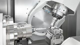 Schnelligkeit und mikrometergenaue Präzision beim 6-Seiten-Komplettbearbeiten ab dem ersten Teil gelingt nach Aussage der Chiron Group mit der Maschine FZ 08 S mill turn precision+, die ebenfalls zur EMO 2023 gezeigt wird. (Bild: Chiron Group)