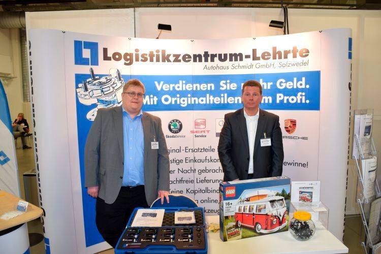 Der Teilespezialist Logistikzentrum Lehrte liefert nicht nur Originalersatzteile, sondern auch praktische Werkzeuge wie dieses Stanzgerät. Mit ihm lassen sich Löcher für Parksensoren in Stoßfänger einbringen. (Rosenow)