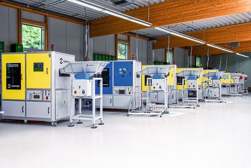 Die Prüf- und Sortierautomaten vermessen und sortieren tagtäglich Millionen von Teilen. (Kistler)