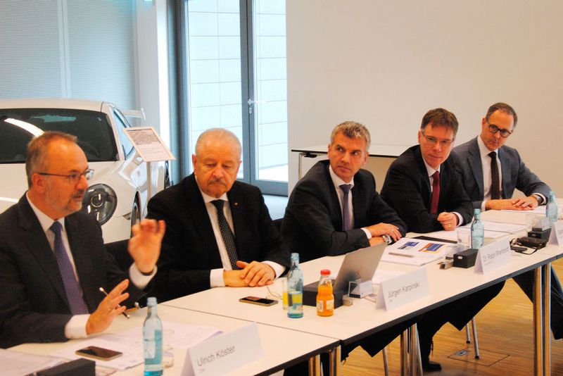 Tisch statt Kamin: (v.li.) Ulrich Köster (ZDK-Geschäftsführer), Jürgen Karpinski (ZDK-Präsident), Ralph Rheinboldt (Vorstandsmitglied Fuchs Petrolub), Stefan Knapp (Vorsitzender der Geschäftsführung Fuchs Schmierstoffe) und Dirk Nusselt (Leitung Verkauf Automotive Fuchs Schmierstoffe). (Baeuchle / »kfz-betrieb«)
